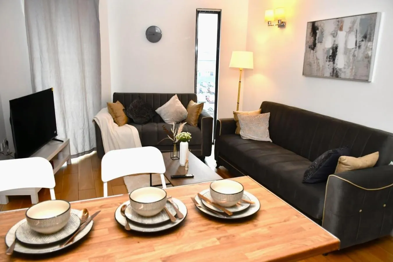 Apartment Sleeps 4 - Private Balcony - Wheelchair Accessible London