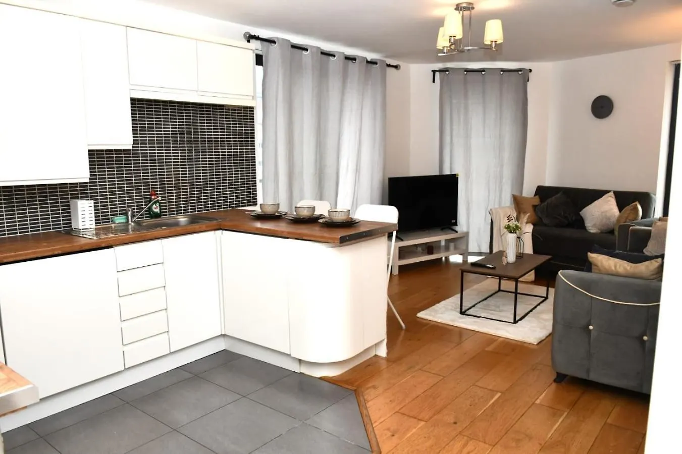 Sleeps 4 - Private Balcony - Wheelchair Accessible London 0*,  United Kingdom