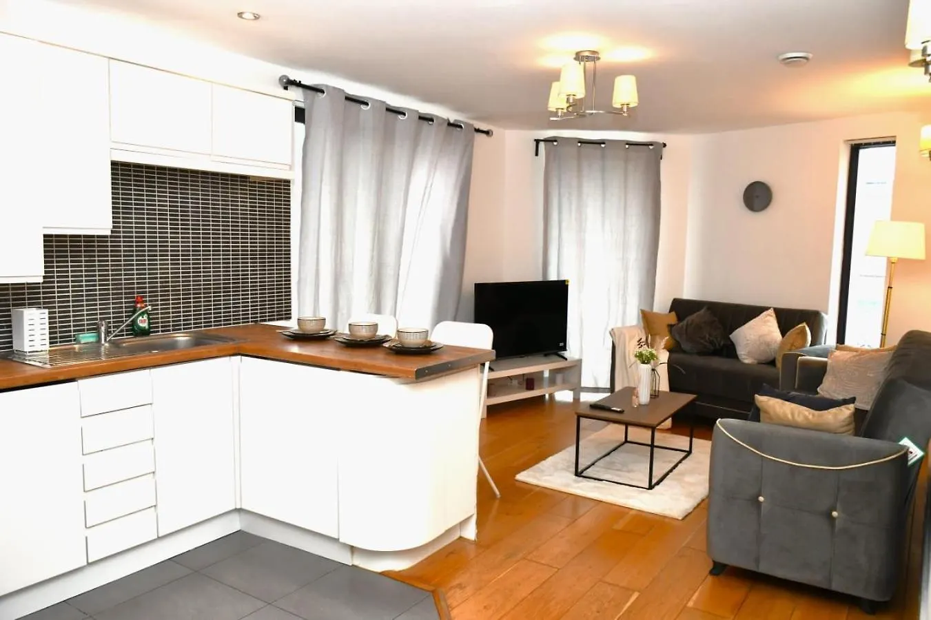 Sleeps 4 - Private Balcony - Wheelchair Accessible London Apartment