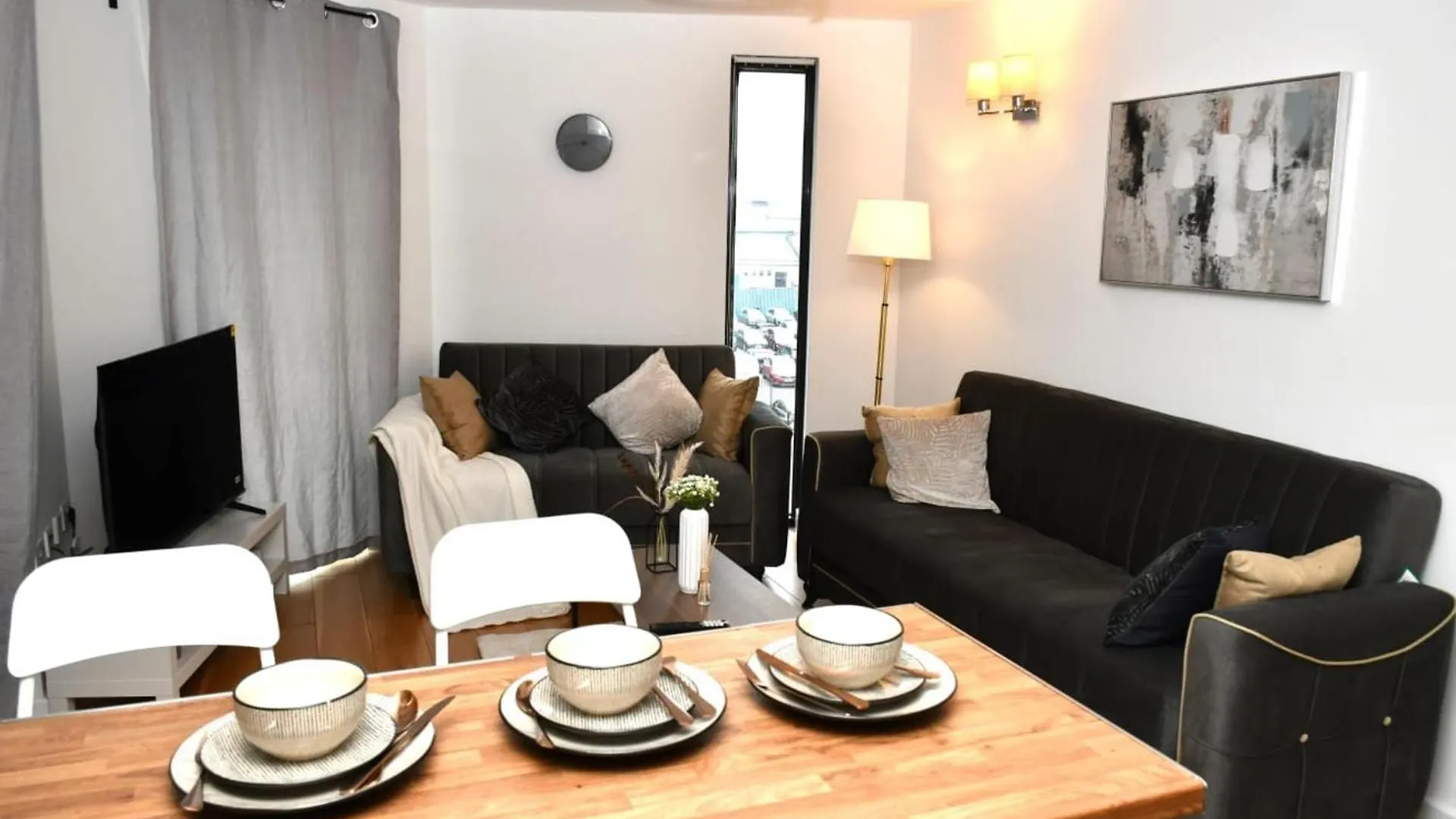 Sleeps 4 - Private Balcony - Wheelchair Accessible London