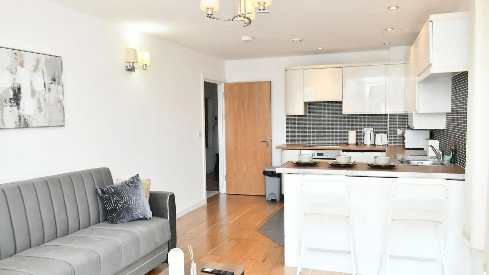 Apartment Sleeps 4 - Private Balcony - Wheelchair Accessible London