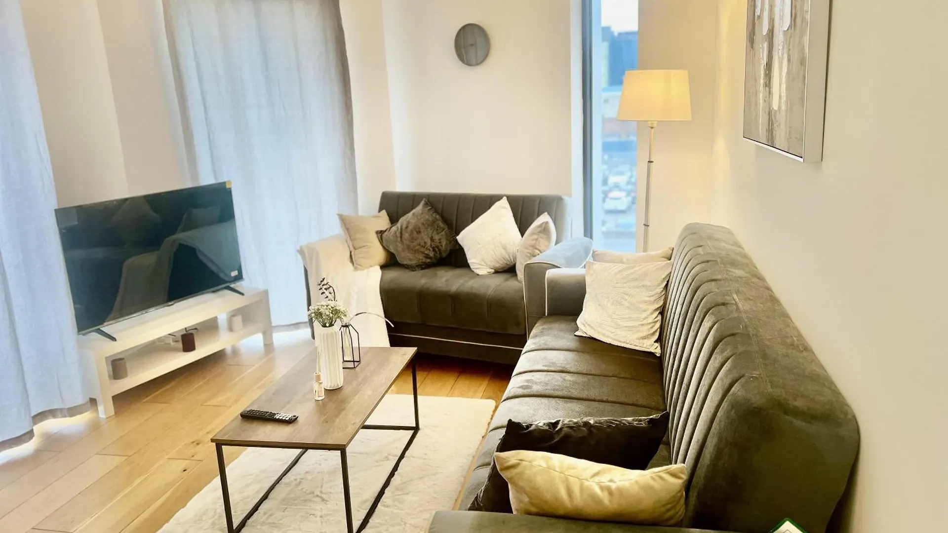 Sleeps 4 - Private Balcony - Wheelchair Accessible London Apartment